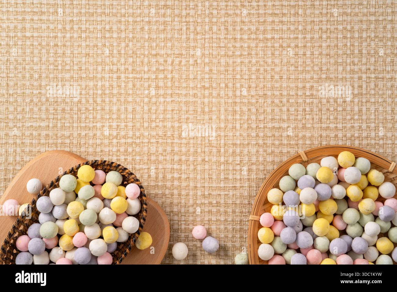 Mini boules de riz gluantes colorées crues tangyuan prêtes pour la cuisson. Banque D'Images