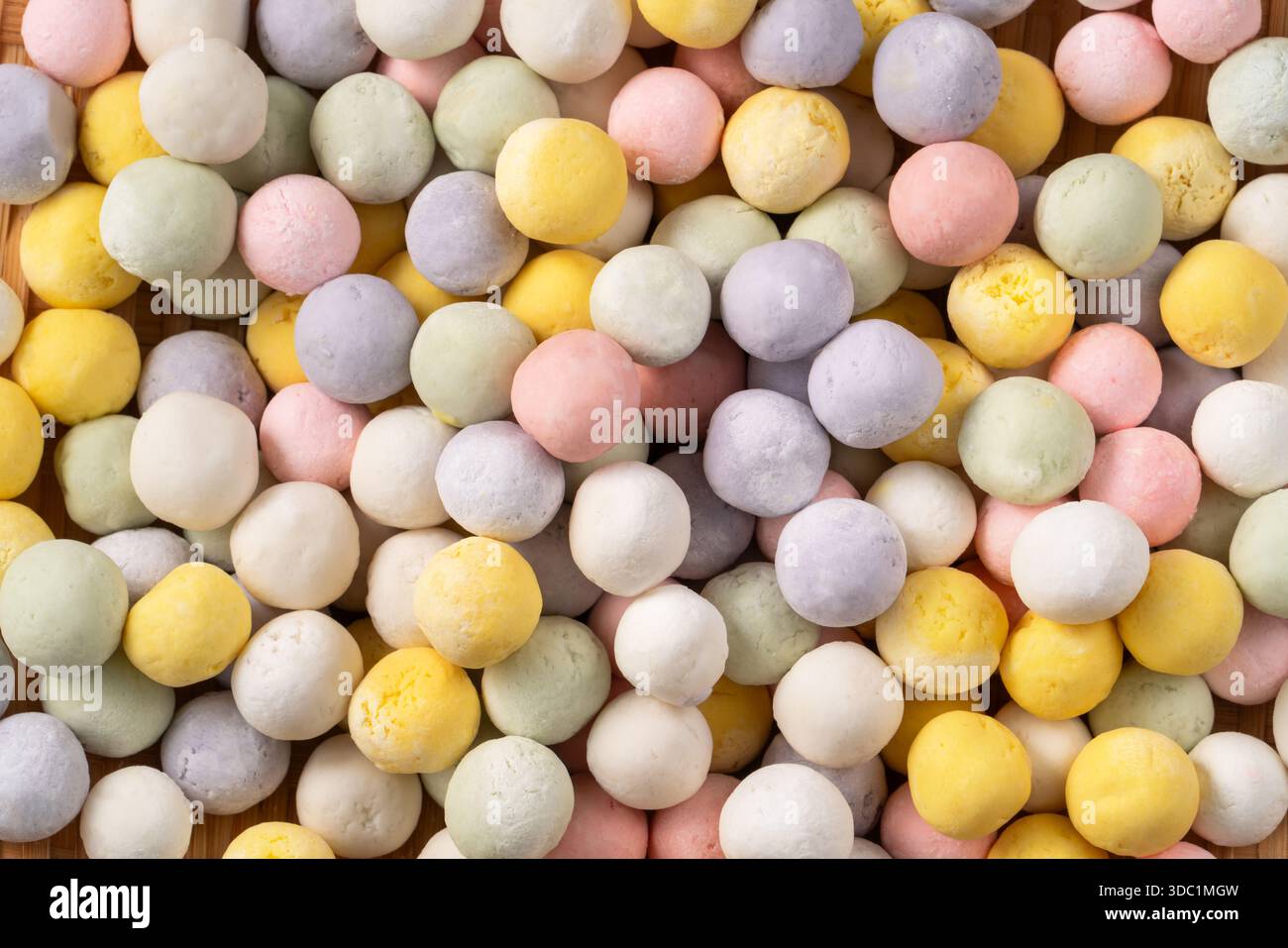 Mini boules de riz gluantes colorées crues tangyuan prêtes pour la cuisson. Banque D'Images