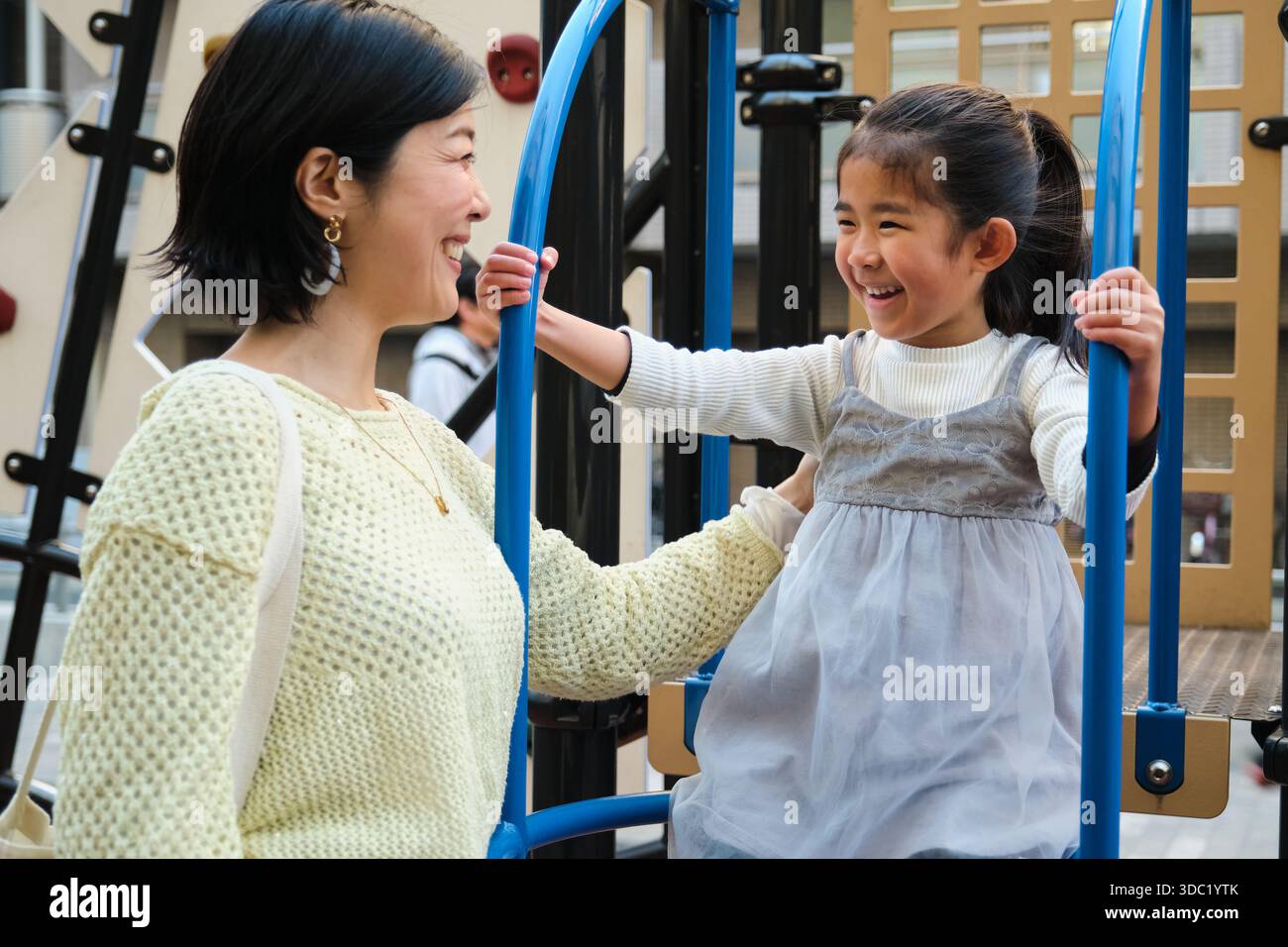 Mère asiatique et fille s'amusant à l'aire de jeux au Japon Banque D'Images