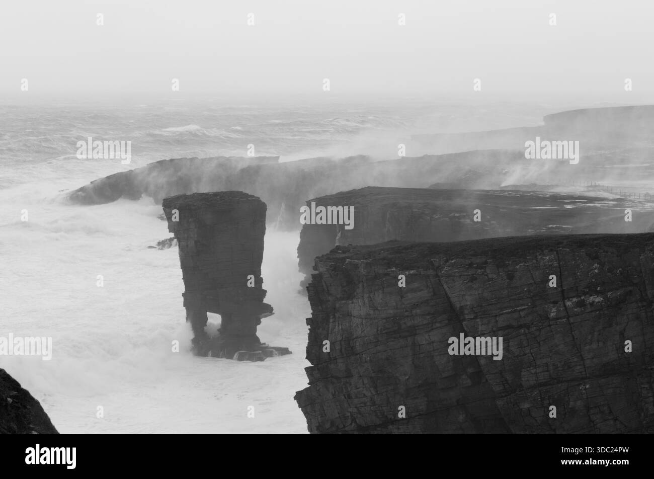 Tempête atlantique à Yesnaby, Orcades Banque D'Images