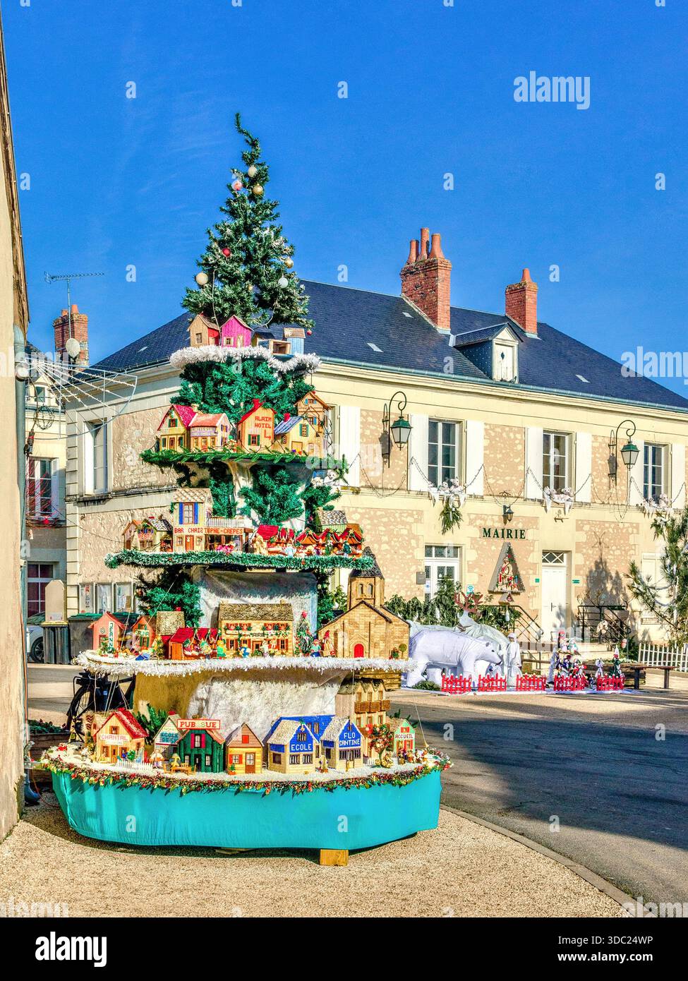 Arbre de Noël décoré moderne près de Marie / Hôtel de ville - Bossay-sur-Claise, Indre-et-Loire (37), France. Banque D'Images