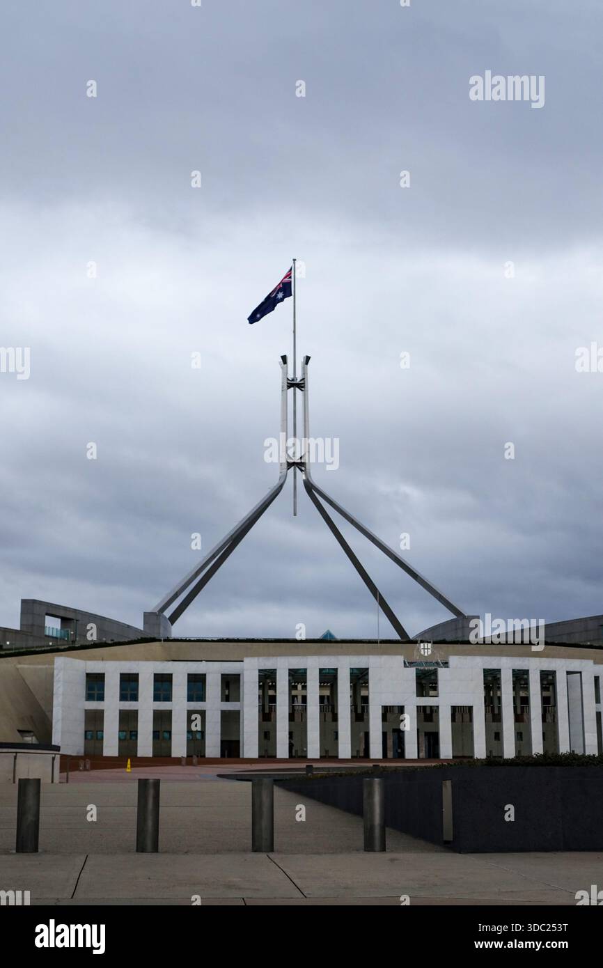 Canberra, TERRITOIRE DE LA CAPITALE AUSTRALIENNE. 24 juin 2015. - Le drapeau national australien flotte fièrement sur le mât du drapeau distinctif du Parlement à Canberra, Banque D'Images