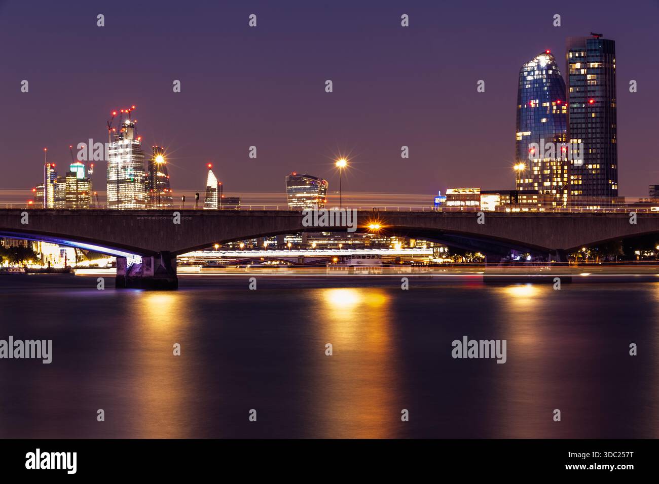 Longue exposition, paysage urbain illuminé de Londres avec Waterloo Bridge la nuit Banque D'Images
