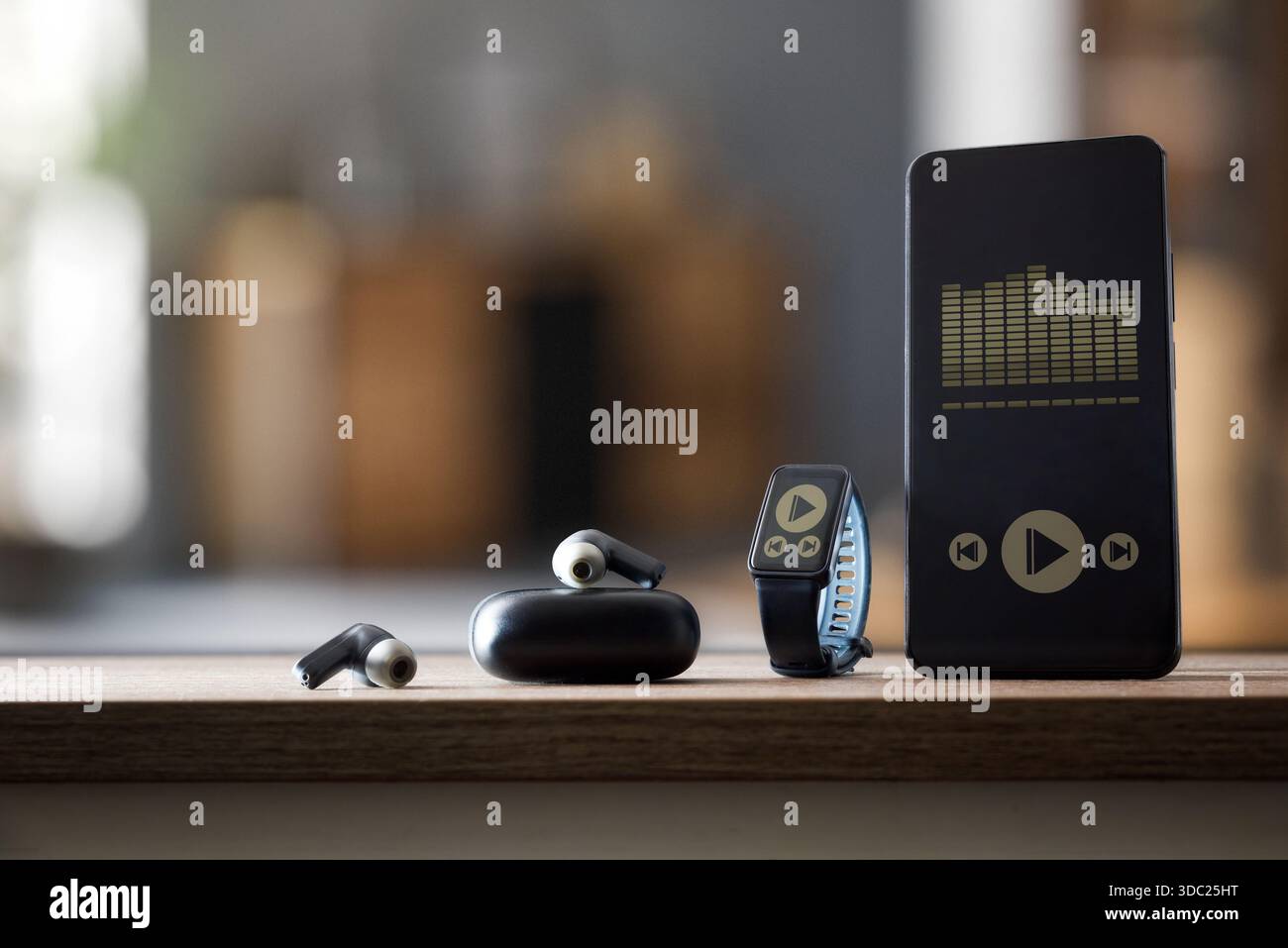 Musique en ligne avec smartphone et smartwatch avec écrans affichant des icônes d'applications mobiles pour le contrôle et le divertissement musical sur une table en bois avec des fils Banque D'Images