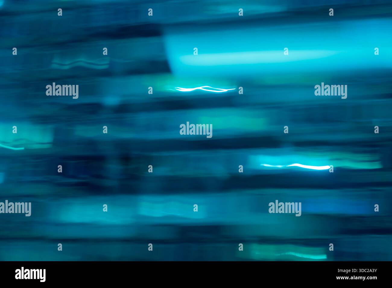 Fond flou de mouvement bleu sarcelle abstrait. Texture de stries claires horizontales sombres avec une ambiance cyberpunk. Banque D'Images