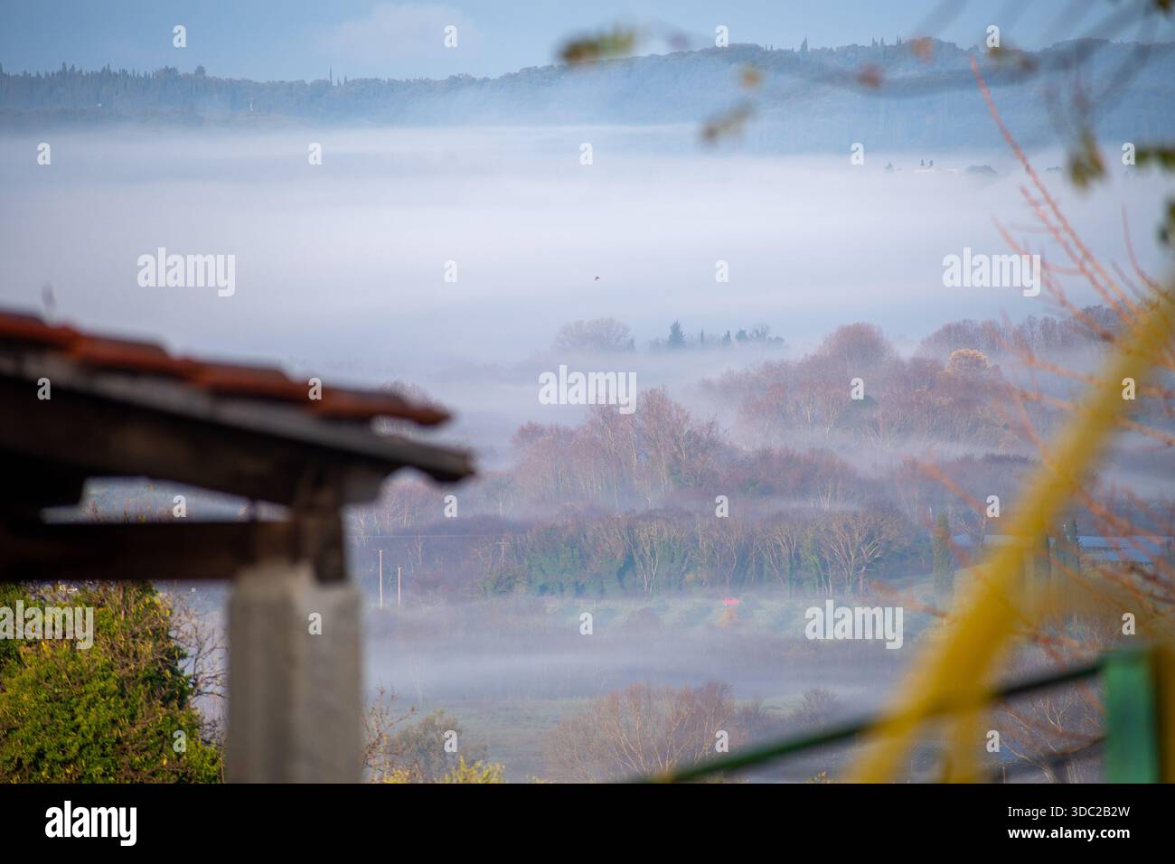 Paysage d'hiver brumeux dans le nord de Corfou Grèce avec Green Hills et brume couvrant la vallée Banque D'Images