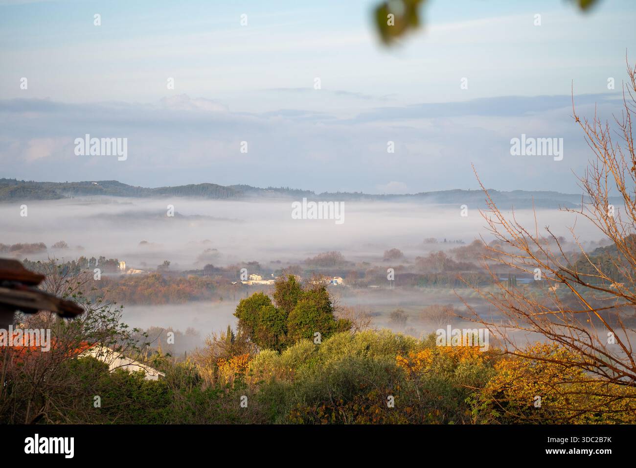 Vue imprenable d'une vallée submergée dans un brouillard blanc épais avec des couleurs d'automne au premier plan Banque D'Images
