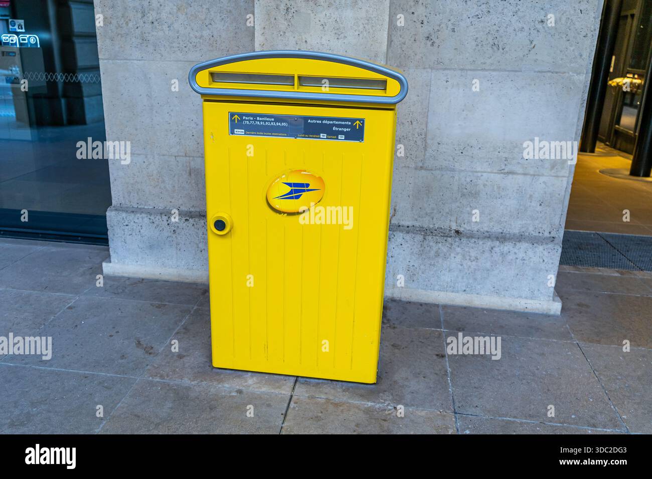 Paris, France - 29 octobre 2025 : LA POSTE boîte aux lettres française Paris logo jaune bureau de poste. Enseigne postale France Street. Banque D'Images