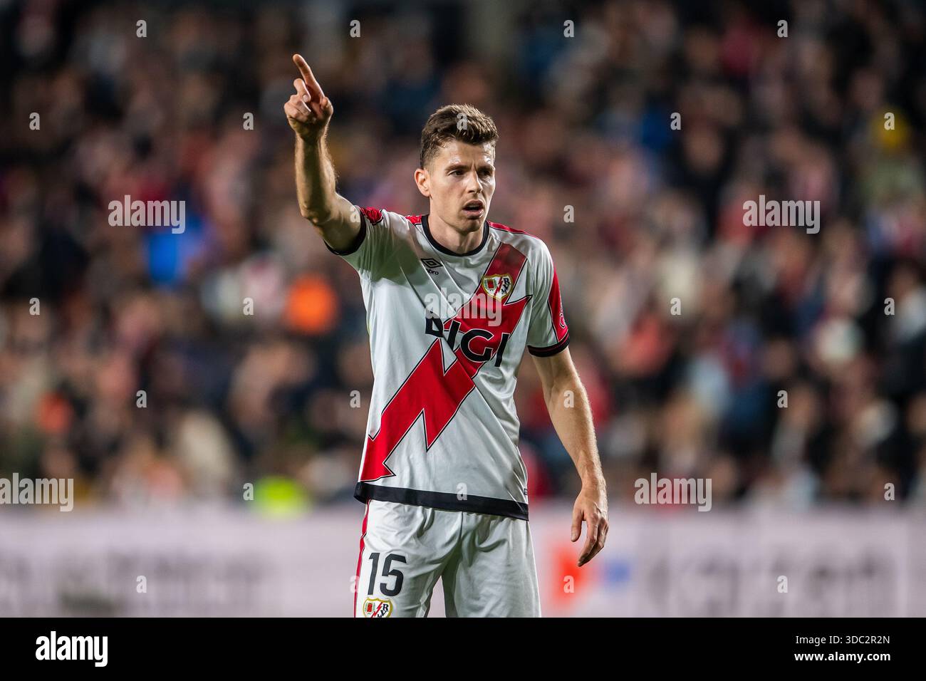 Espagne, Madrid, Estadio de Vallecas. 18 décembre 2025. MADRID, ESPAGNE - 18 DÉCEMBRE : Gerard Gumbau du Rayo Vallecano de Madrid fait des gestes lors du match de l'UEFA Conference League 2025/26 entre le Rayo Vallecano de Madrid et le FC Drita à l'Estadio de Vallecas à Madrid, Espagne. Crédit : Gonzales photo/Alamy Live News Banque D'Images