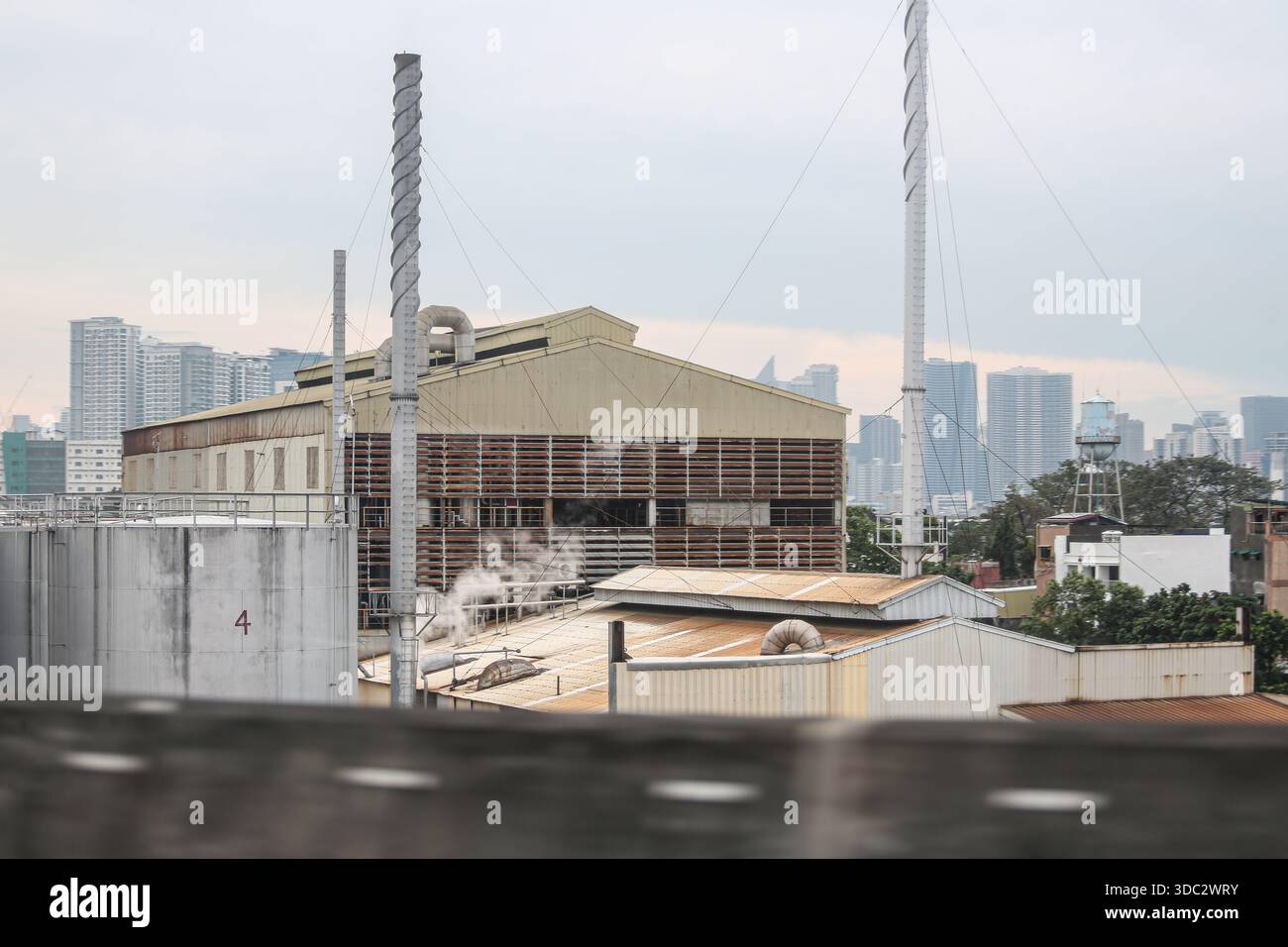 Manille, Philippines. 19 décembre 2025. Une partie des infrastructures du terminal alimentaire MRI vu depuis le Metro Manila Skyway, exploité par Malay Resources Inc, situé le long de la rivière Pasig à Punta, Santa Ana. Cette importante installation industrielle sert de plaque tournante pour le stockage, le raffinage et la distribution des huiles comestibles et des graisses végétales, y compris l'huile de coco et l'huile de palme. Crédit : Kevin Izorce/Alamy Live News Banque D'Images