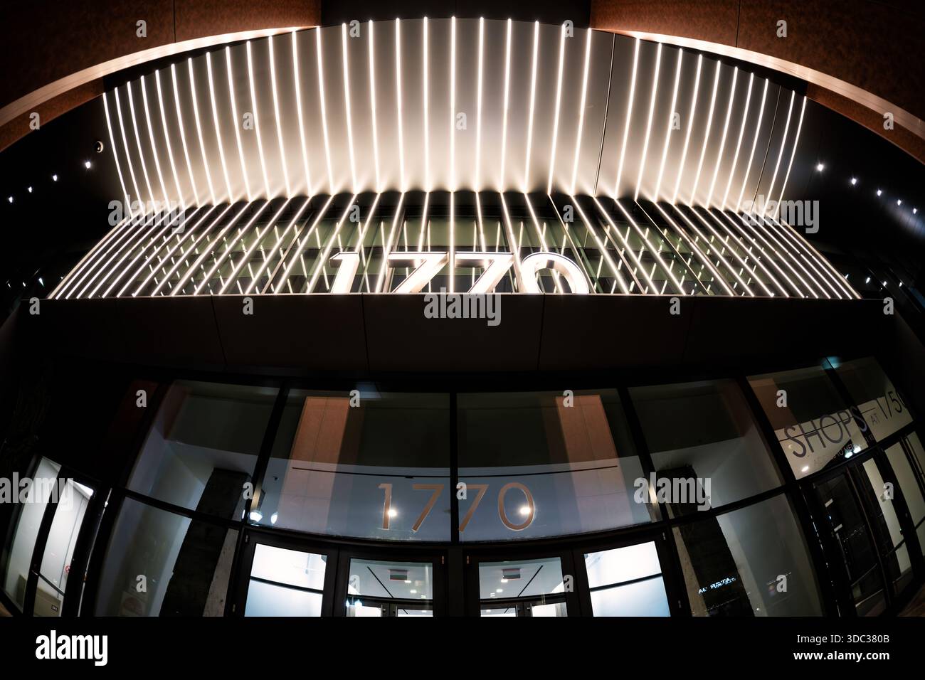 1770 Crystal Drive Arlington va // ARLINGTON, Virginie — la façade illuminée du 1770 Crystal Drive, un immeuble moderne de bureaux et de commerces, est vue la nuit. Cette structure contemporaine est un élément clé du réaménagement de National Landing à Crystal City. C'est un important développement à usage mixte à Arlington, en Virginie, connu pour son éclairage architectural distinctif. Le bâtiment est situé à Arlington, en Virginie, aux États-Unis, un comté urbain important de l'autre côté du fleuve Potomac à Washington, D.C. il contribue au paysage commercial moderne de la région. Banque D'Images