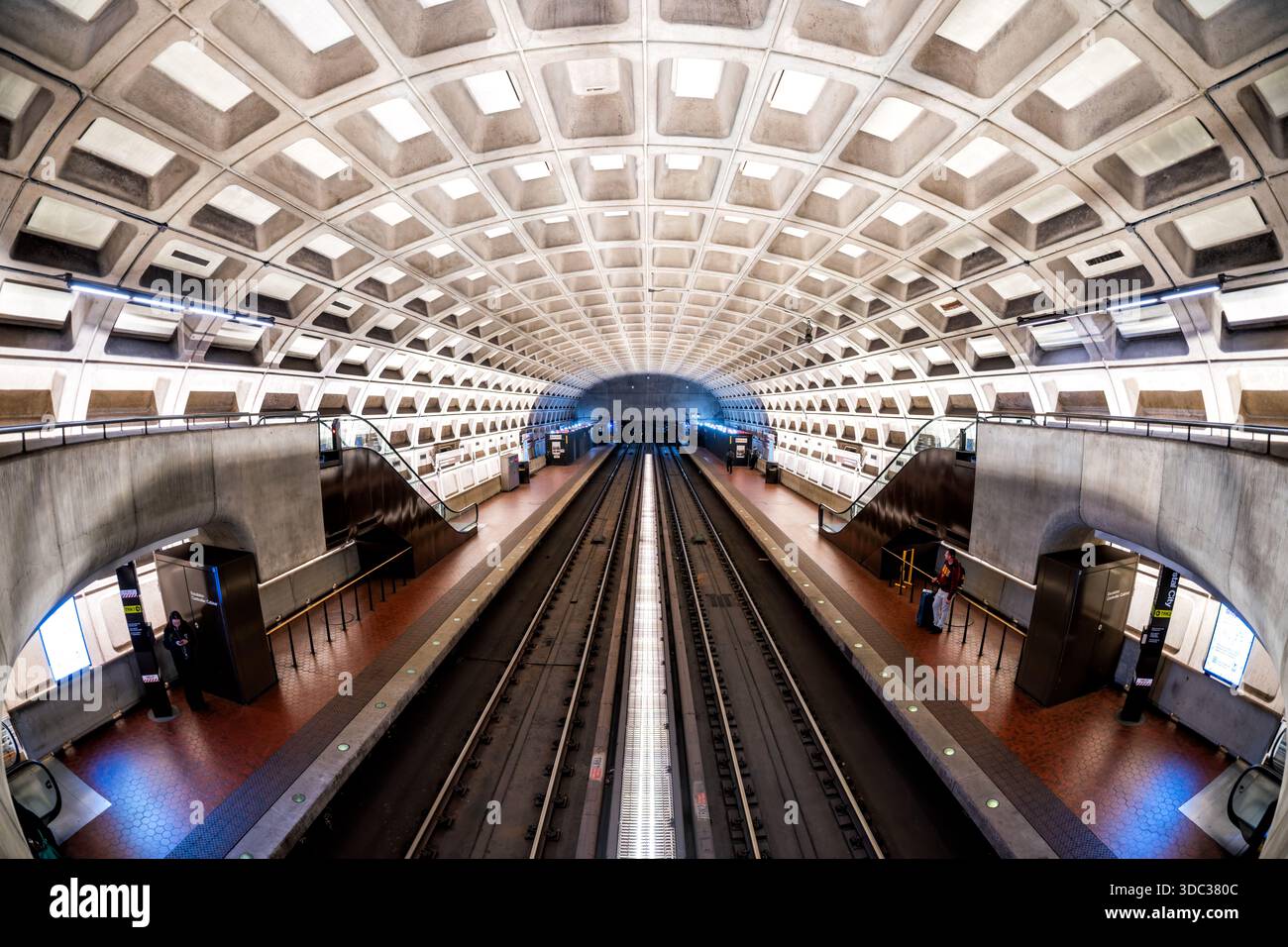 Crystal City Metro Station Arlington Virginie États-Unis // ARLINGTON, Virginie, États-Unis — Crystal City Metro Station à Arlington, Virginie, présente son emblématique plafond voûté en béton gaufré et ses voies ferrées. Cette station de métro fait partie du réseau de métro WMATA (Washington Metropolitan Area transit Authority). Conçue par l'architecte Harry Weese, la station a ouvert ses portes le 1er juillet 1977, desservant les lignes bleue et jaune. Son style architectural brutaliste distinctif est une caractéristique de nombreuses stations dans toute la région métropolitaine de Washington D.C. Crystal City est un quartier urbain à haute densité Banque D'Images