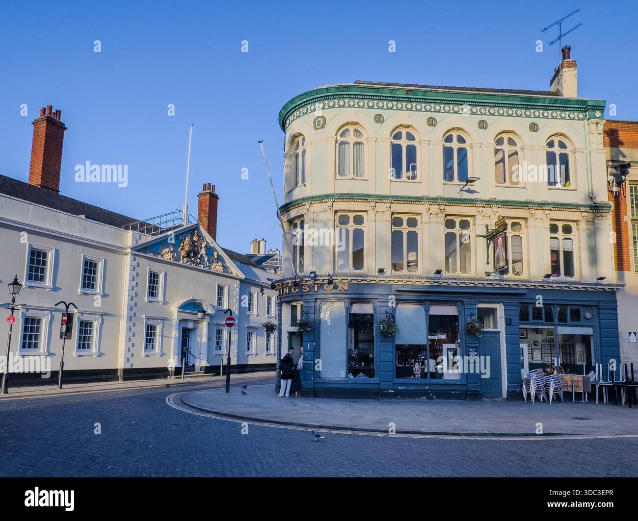The Kingston Pub and Hotel (RT) et Trinity House (LT) Trinity Square, Hull, East Yorkshire. Banque D'Images