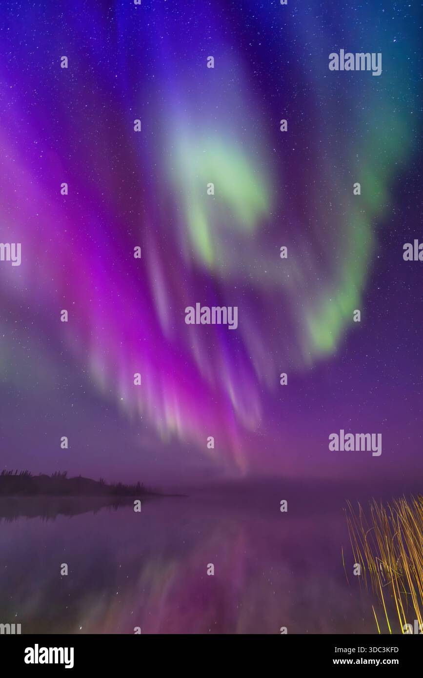 Yellowknife, Canada - 23 septembre 2025 : lumières du nord avec un lac en arrière-plan Banque D'Images