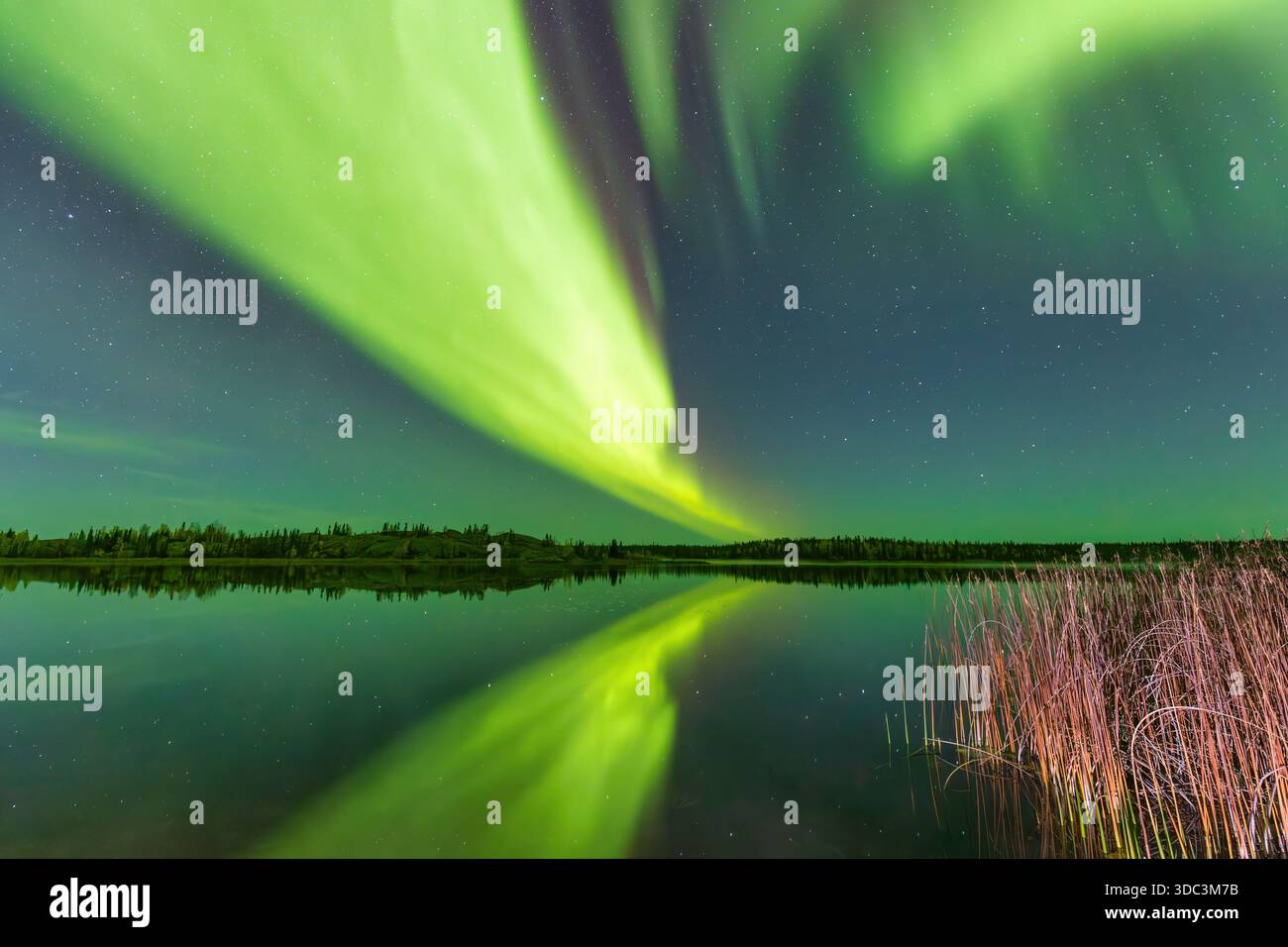 Yellowknife, Canada - 23 septembre 2025 : lumières du nord avec un lac en arrière-plan Banque D'Images