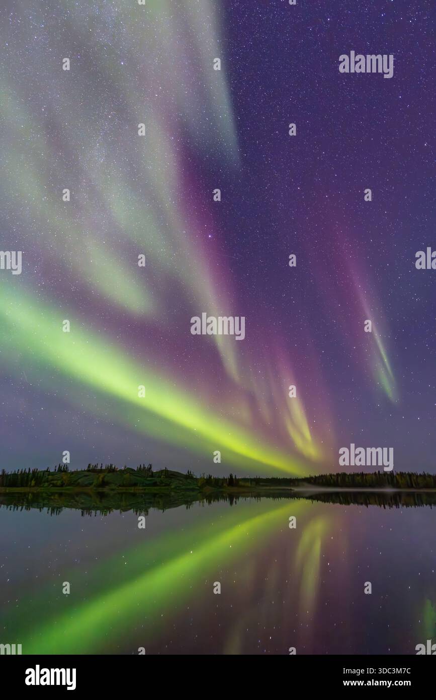 Yellowknife, Canada - 23 septembre 2025 : lumières du nord avec un lac en arrière-plan Banque D'Images