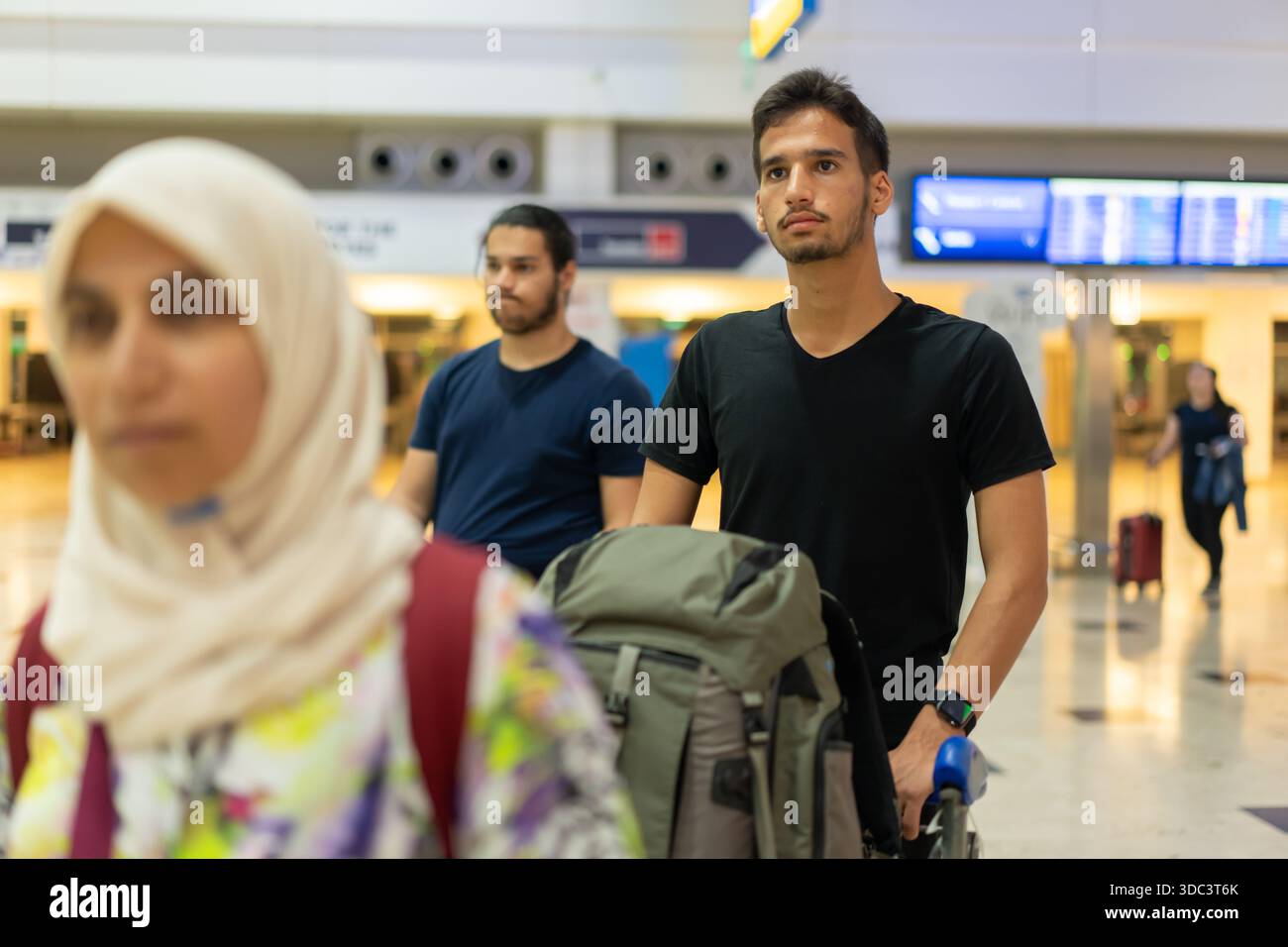 Famille en attente dans la queue à l'aéroport. Photo de haute qualité Banque D'Images
