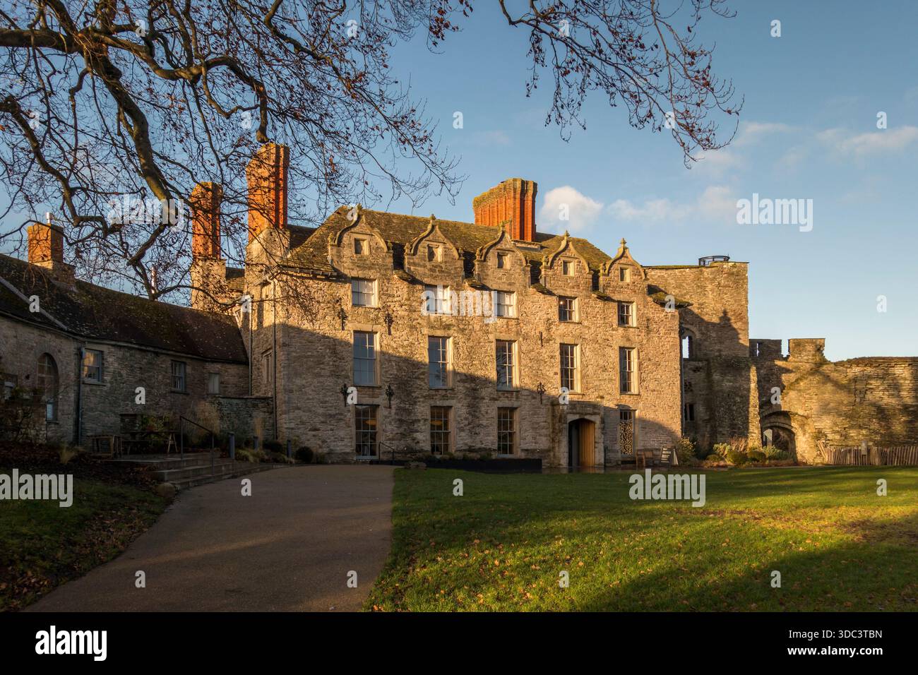 La façade sud jacobaine du château de Hay, Hay-on-Wye, avec le donjon médiéval sur la droite (Powys, UK) Banque D'Images