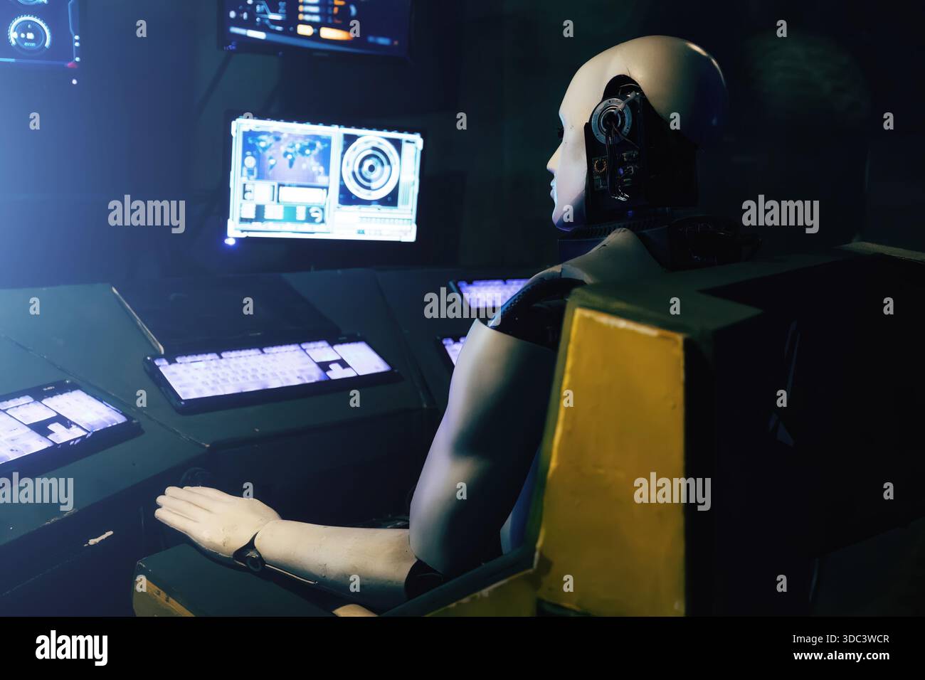 Robot futuriste actionne le panneau de commande. Banque D'Images