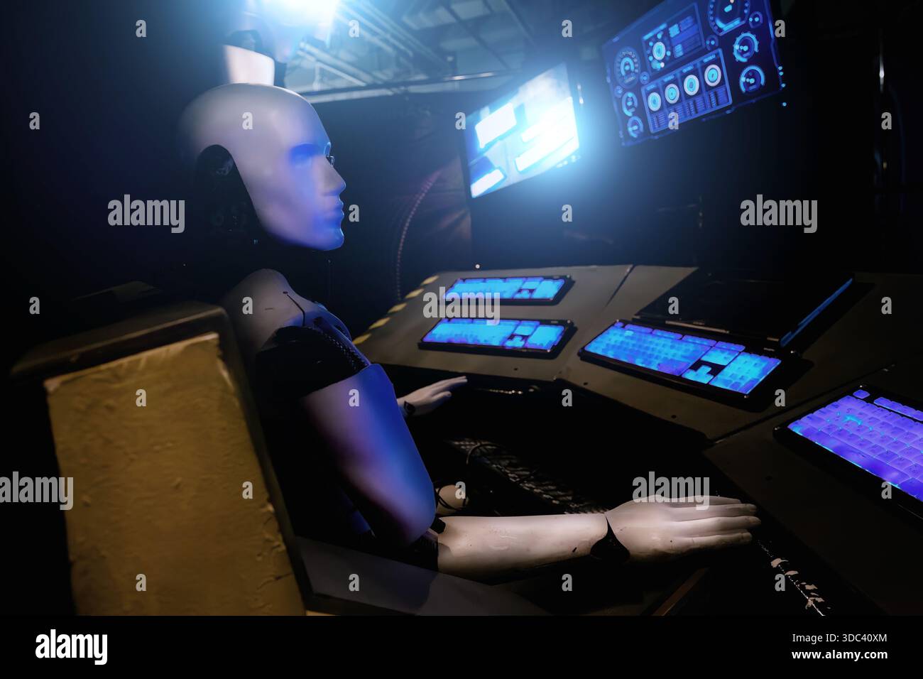 Robot futuriste actionne le panneau de commande. Banque D'Images