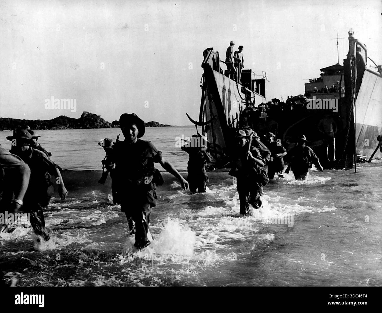 L'autre guerre -- les Forces Commando des Marines françaises débarquent à terre depuis un engin de débarquement au large de la côte de l'Annam en Indochine récemment. Les suivre CA Banque D'Images