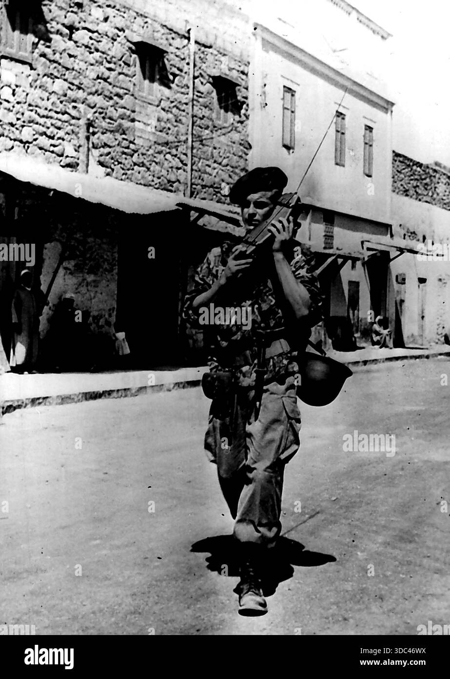 Troupes françaises en ***** -- Derb Ghallef où 10 Européens ont été tués. Un commando français reste en contact par radio alors qu'il patrouille dans les rues. Troo français Banque D'Images