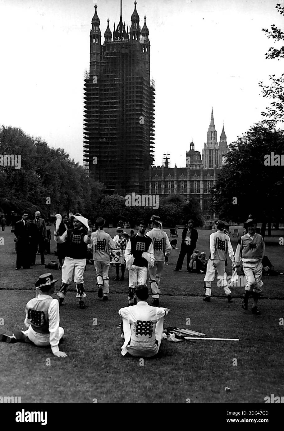 Le Westminster Group of Morris Dancers dansant dans les jardins de la tour Victoria. 23 mai 1953. (Photo par Daily Mail Contract Picture). Banque D'Images