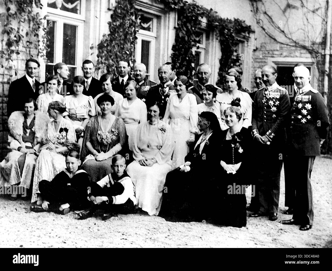 Confirmation des filles du prince héritier d'Allemagne -- (1strow, 2e de l) la princesse héritière Cecilie, et sa sœur, la reine Alexandrine de Danemark. Behi Banque D'Images
