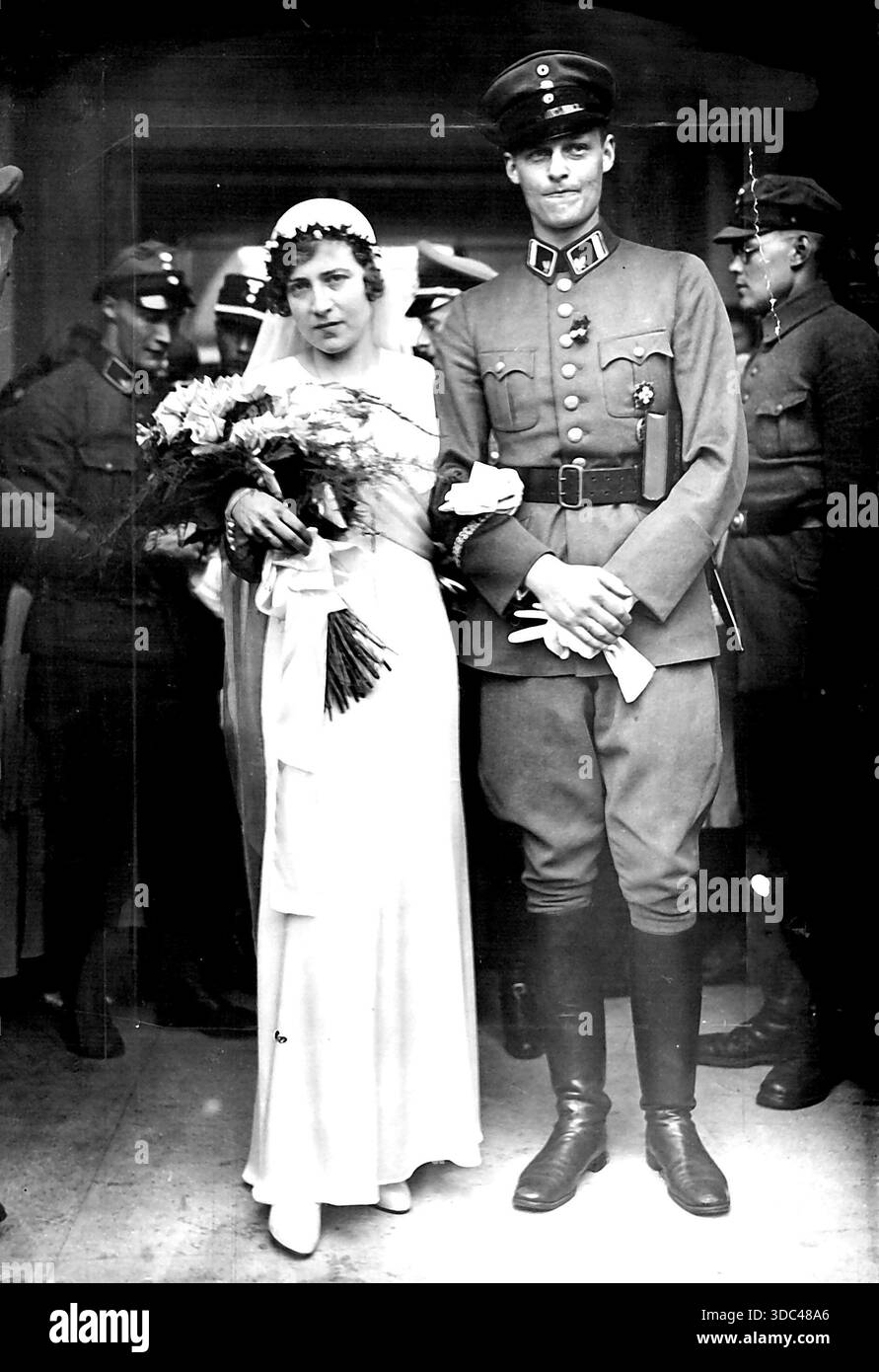Sacrifice du prince pour l'amour -- le fils et héritier de l'ex-prince héritier allemand, le prince Guillaume de Hohenzollern, et Fraulein Dorothea von Salviati après le Banque D'Images