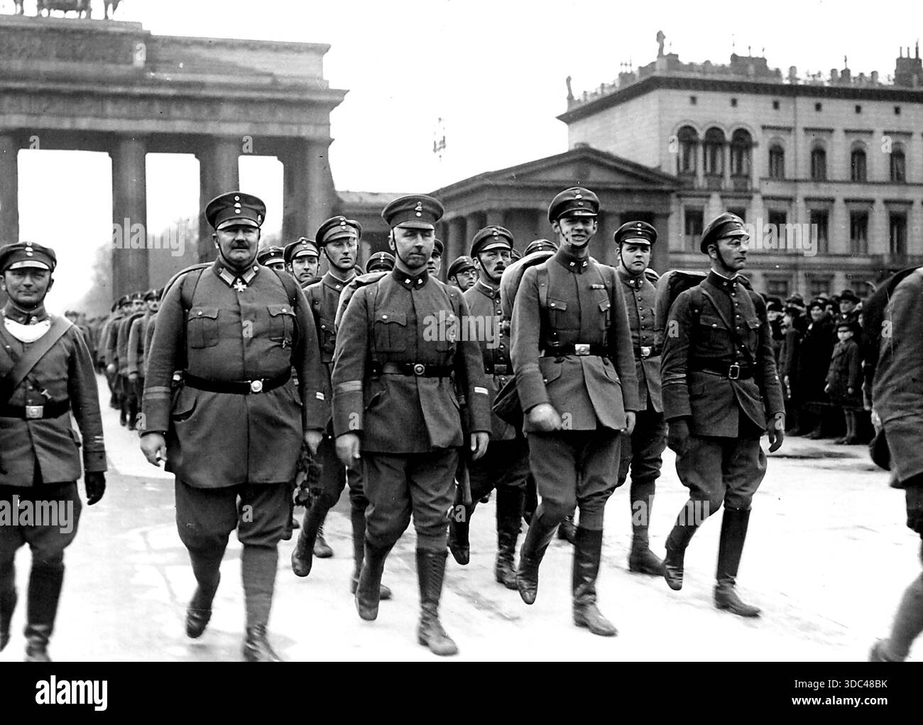 Fils de Kaiser March in Steel Helmet Parade - F.L.T.R. Prince Eitel Friedrich, Prince Oscar et Prince Friedrich Wilhelm (fils du Prince héritier), march Banque D'Images