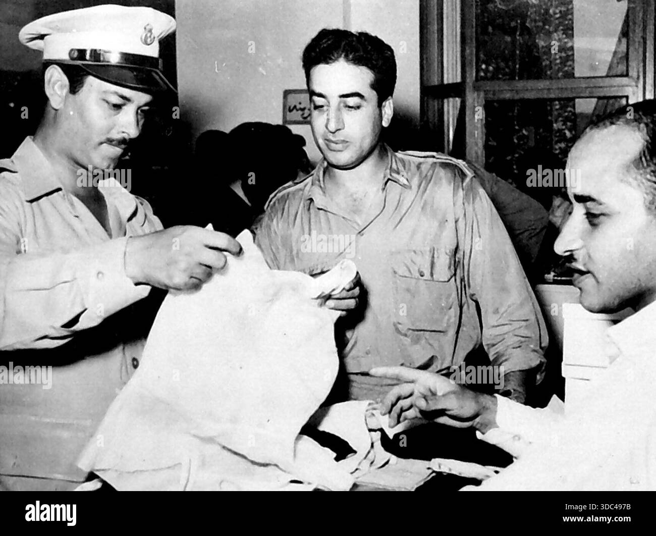 Ex-Royal Wardrobes à vendre en Egypte (en haut à gauche) officiers de l'armée parmi les clients.en haut à droite : certains des liens de Farouk en vente.en bas à gauche : une fille tient Banque D'Images