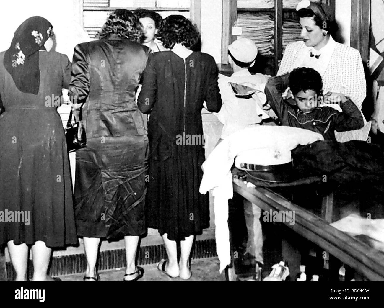 Ex-Royal Wardrobes à vendre en Egypte (en haut à gauche) officiers de l'armée parmi les clients.en haut à droite : certains des liens de Farouk en vente.en bas à gauche : une fille tient Banque D'Images