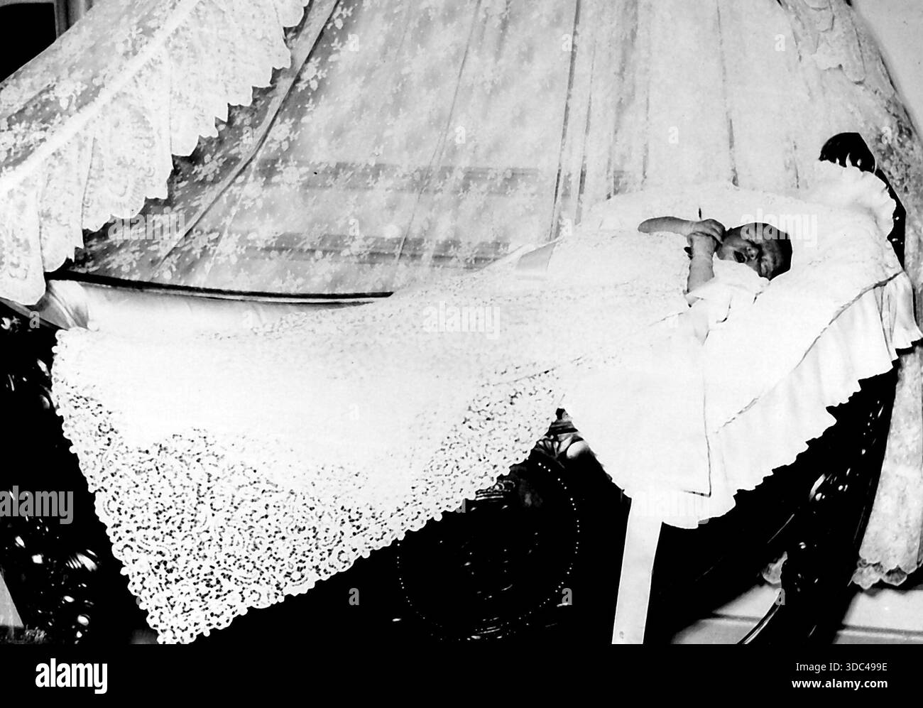 Le fils de Farouk dans sa CradlePictured dans son berceau au palais Abdin est le fils de 9 jours né du roi Farouk et de la reine Narriaman. Le bébé, dont le poids Banque D'Images