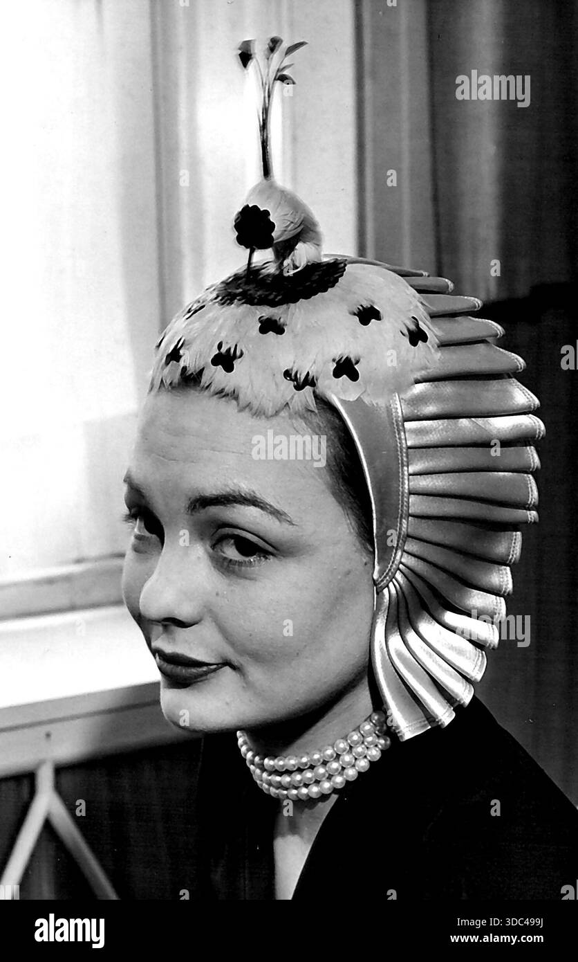 King Farouks cousin modèles New HatLa princesse Farah Halim (cousin du roi Farouk) modèle un chapeau de style égyptien en satin doré à l'exposition d'aujourd'hui à French Banque D'Images