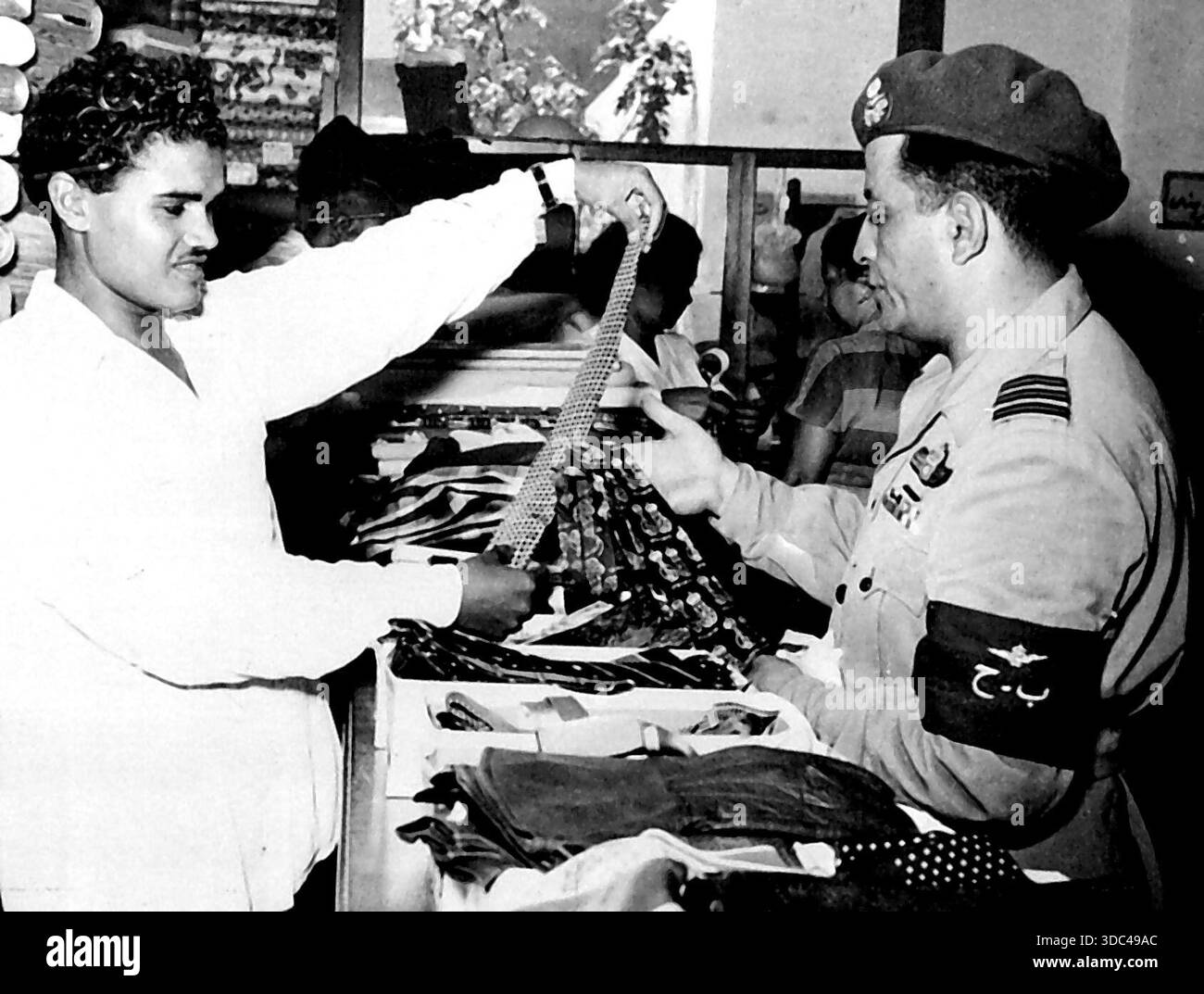 Ex-Royal Wardrobes à vendre en Egypte (en haut à gauche) officiers de l'armée parmi les clients.en haut à droite : certains des liens de Farouk en vente.en bas à gauche : une fille tient Banque D'Images