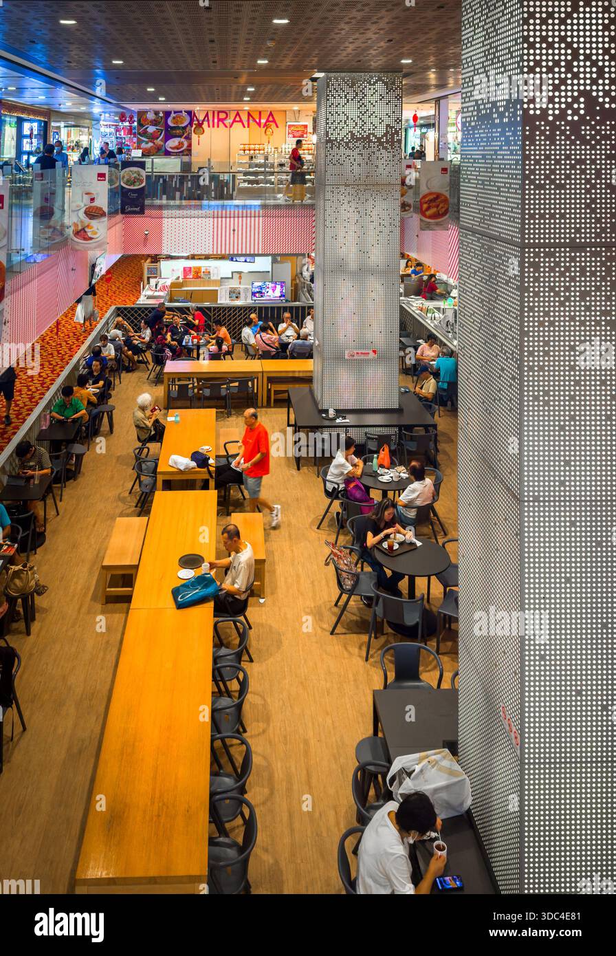 Singapour, le 4 février 2024, vue de certaines personnes dans un café intérieur et un restaurant dans un centre commercial moderne Banque D'Images