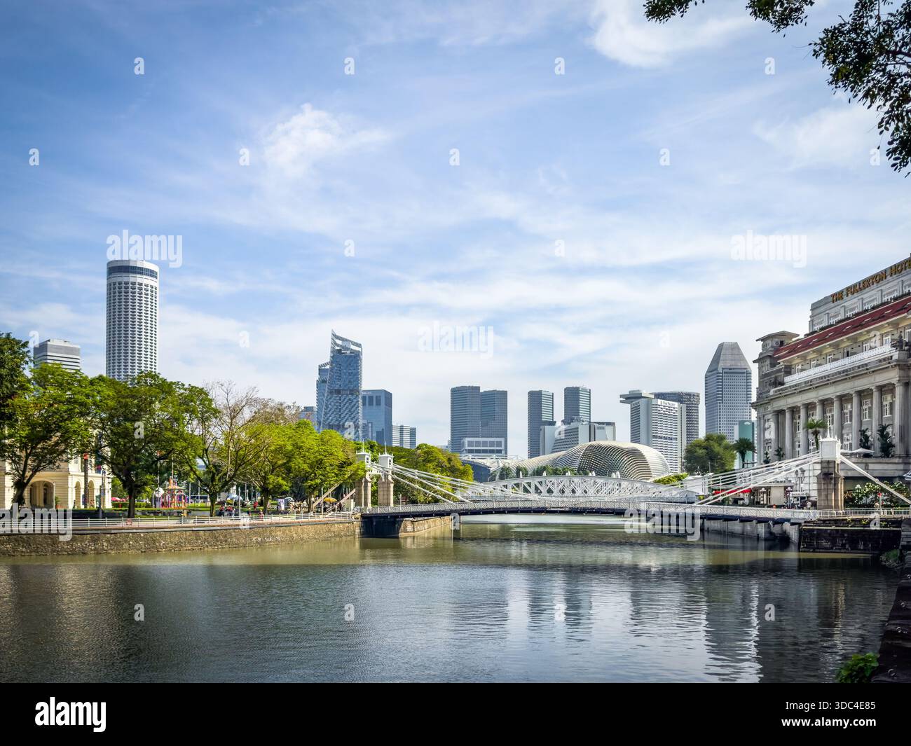 Singapour, le 4 février 2024, vue sur la rivière Singapour par le centre-ville, le centre-ville de la ville-état Banque D'Images