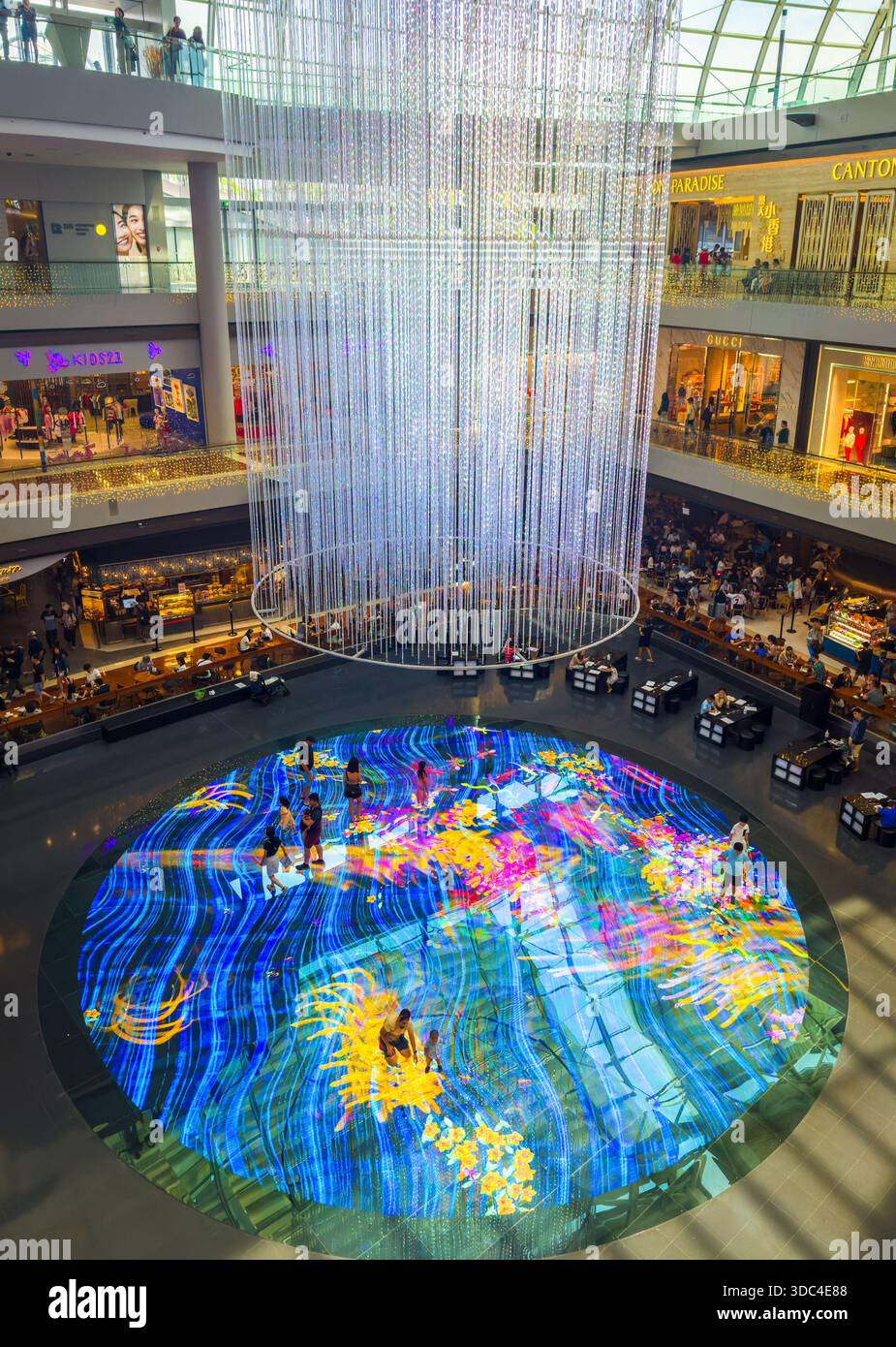 Singapour, le 4 février 2024, vue d'une image générée par une attraction informatique dans les Shoppes de Marina Bay Sands, un centre commercial moderne Banque D'Images