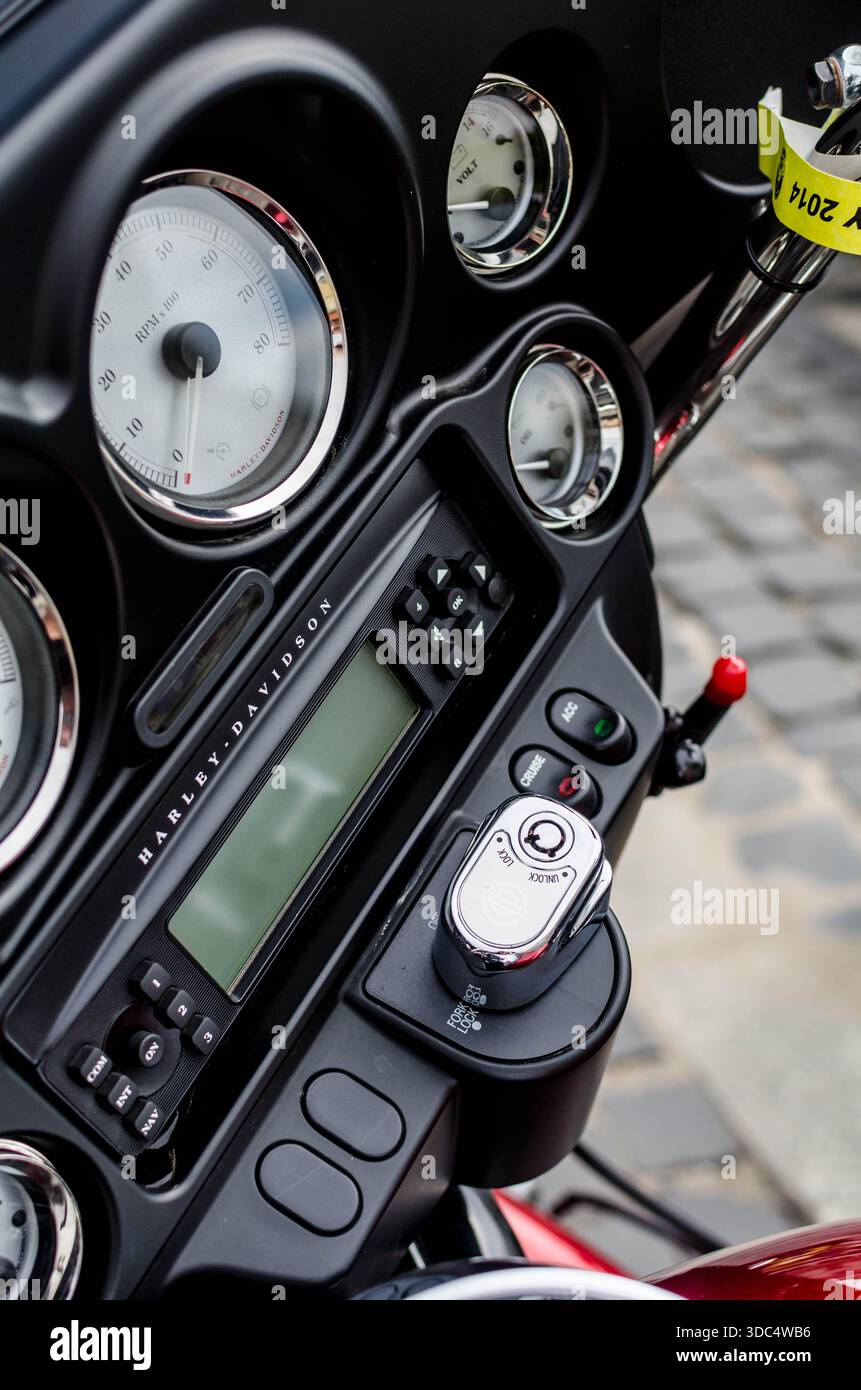 Gros plan du tableau de bord Harley-Davidson avec interrupteurs d'allumage et de commande lors du rallye de Varsovie. Banque D'Images