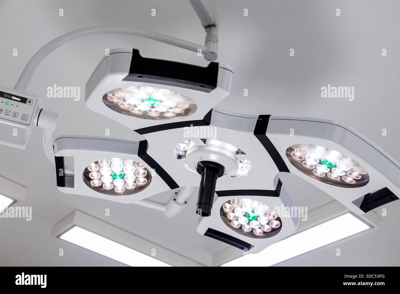 Système d'éclairage chirurgical avancé avec plusieurs lumières LED, conçu pour fournir une visibilité optimale dans les salles d'opération, améliorant la précision et la sa Banque D'Images
