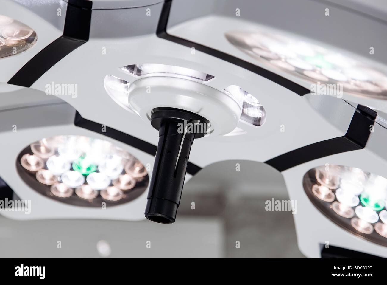 Luminaire médical chirurgical avec plusieurs lumières LED, conçu pour un éclairage optimal dans les salles d'opération, améliorant la visibilité et la précision Banque D'Images