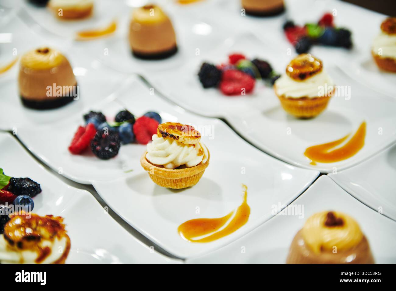 Desserts gourmands en cours de préparation dans une cuisine commerciale Banque D'Images