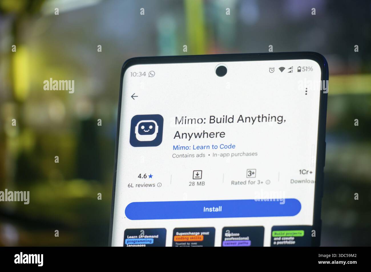 Écran mobile montrant la page de l'application MIMO, en se concentrant sur le codage et le développement des compétences techniques Banque D'Images