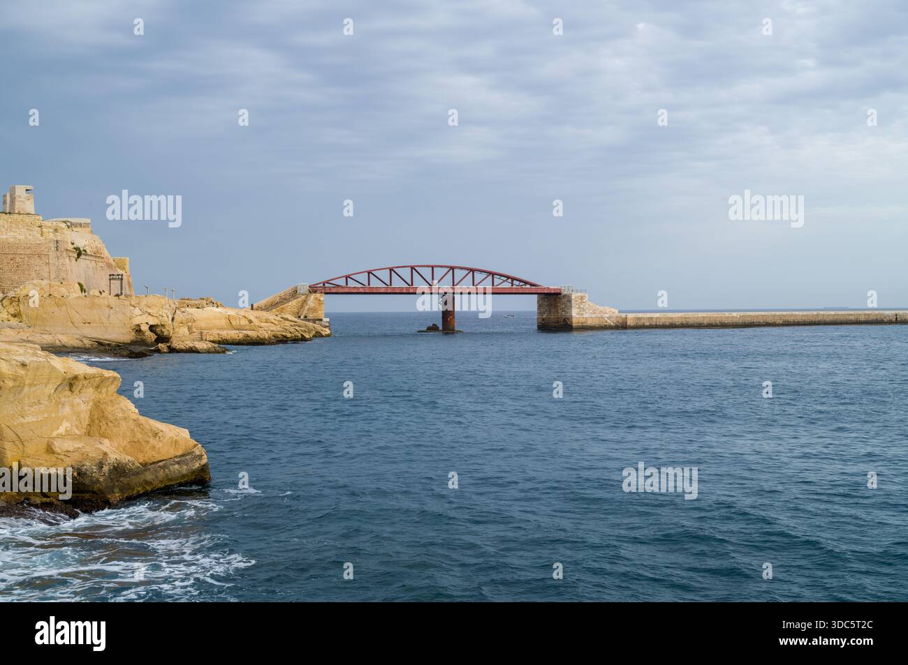 Une vue de : Elmo Bridge, Malte, reliant la Valette à Fort préparé Elmo. Construit pour remplacer un ancien pont, il offre un accès aux piétons et aux vehiques Banque D'Images