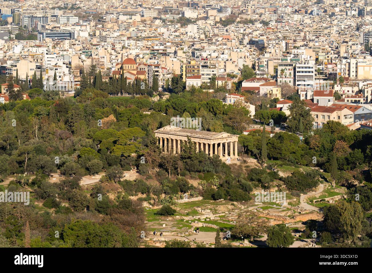 Vue panoramique d'Athènes vue depuis des points de vue élevés, mettant en valeur le paysage urbain dense et les collines environnantes. Banque D'Images