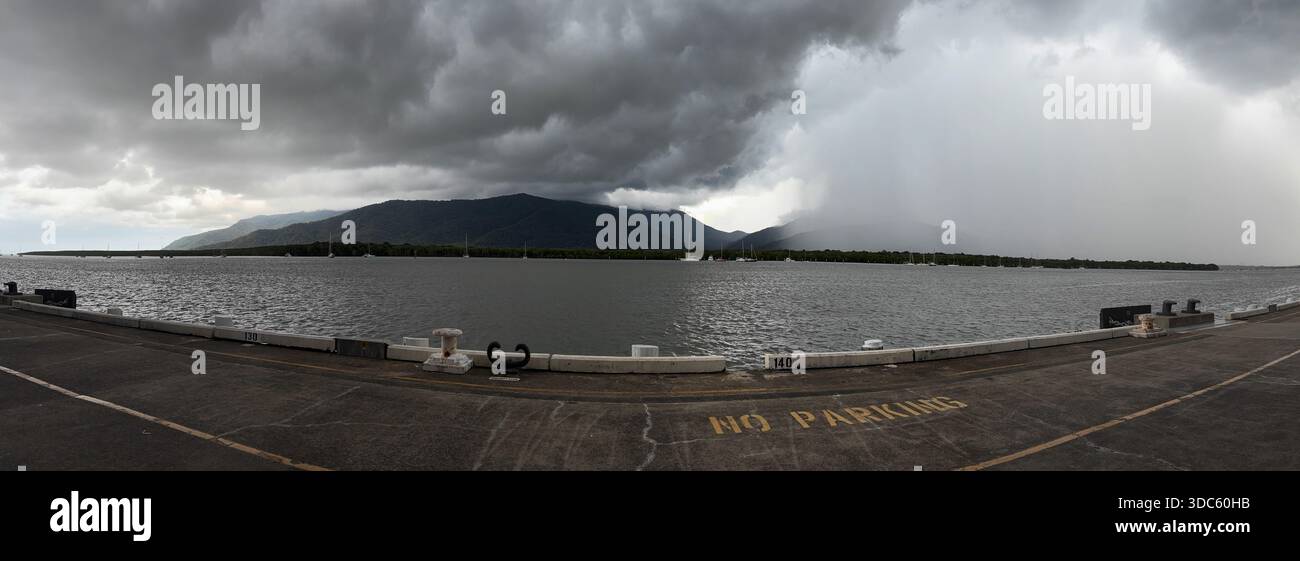 Temps de mousson arrivant au-dessus de Trinity Inlet, Cairns, Queensland, Australie. Pas de PR Banque D'Images