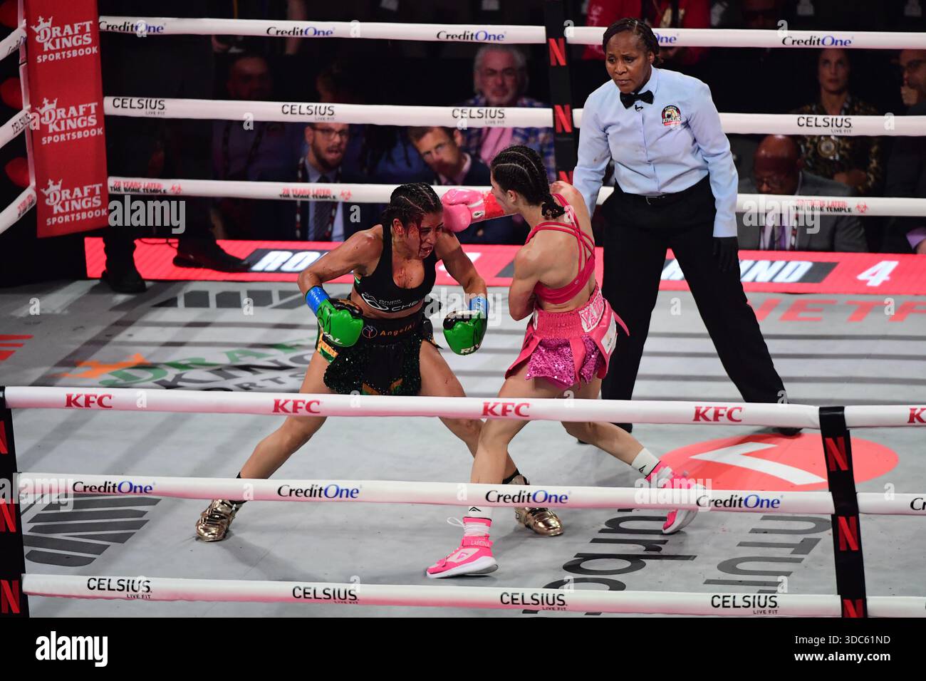 Miami, États-Unis. 19 décembre 2025. Le sang coule de la face de Yokasta Valle a Yadira Bustillos remporte un coup de poing lors de leur match de boxe au Kaseya Center à Miami, Floride, le 19 décembre 2025. (Photo de JC Ruiz/Sipa USA) crédit : Sipa USA/Alamy Live News Banque D'Images