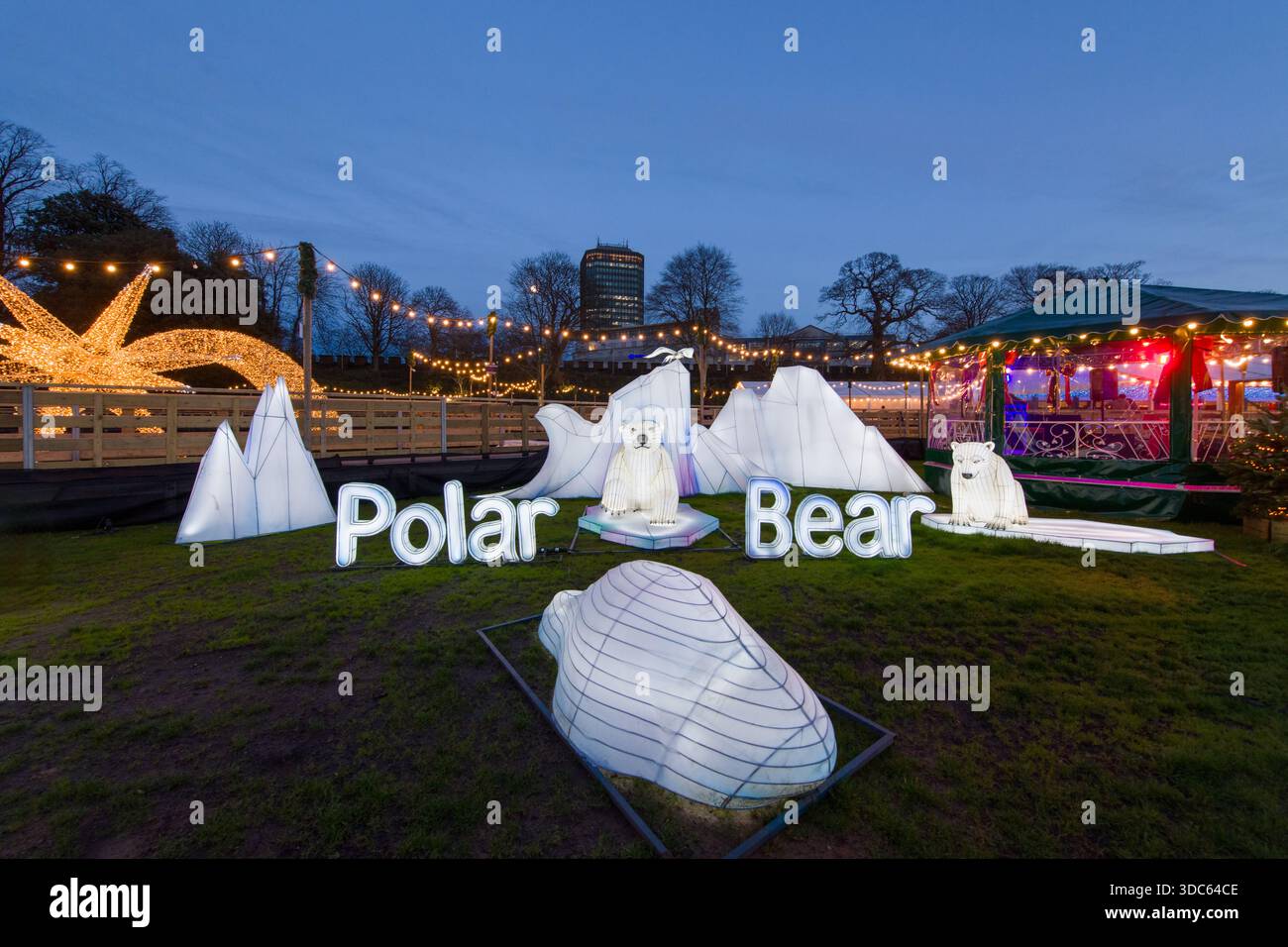 Exposition illuminée d'ours polaires dans les merveilles hivernales du château de Cardiff au crépuscule Banque D'Images