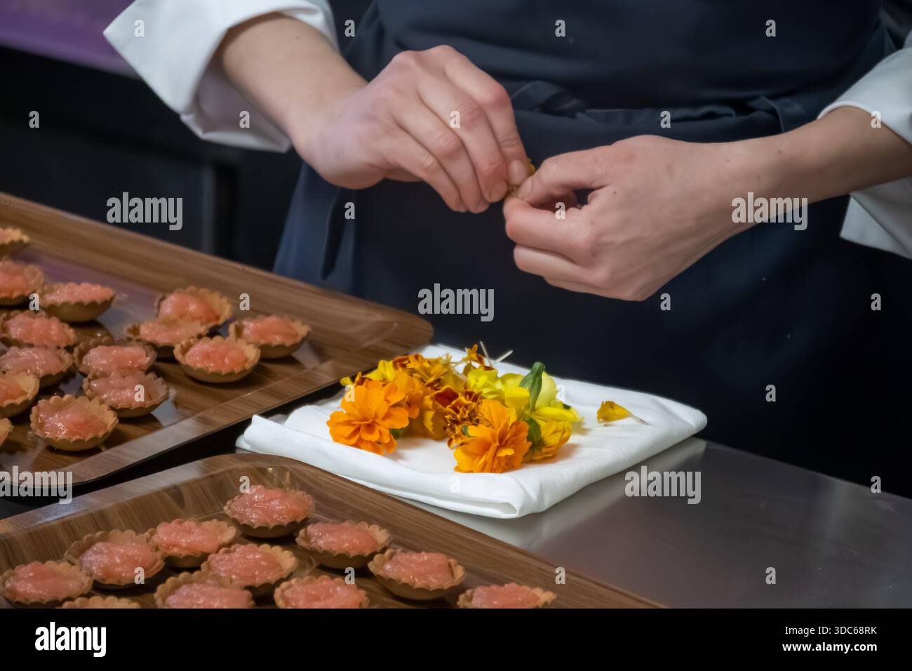 Dégustation spéciale pour les visiteurs, association de nourriture avec un verre de vin de champagne, plats délicieux préparés par des chefs cuisiniers renommés à la nourriture d'hiver et Banque D'Images
