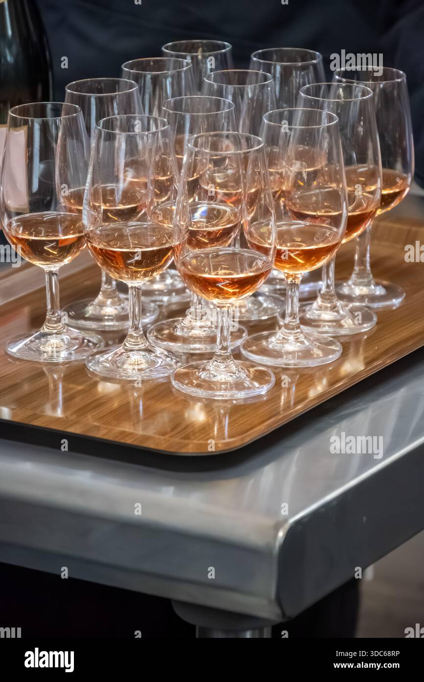 Dégustation spéciale pour les visiteurs, association de nourriture avec un verre de vin de champagne, plats délicieux préparés par des chefs cuisiniers renommés à la nourriture d'hiver et Banque D'Images